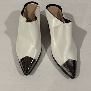 Modern Rush White ‘Paulina’ Mules With A Metallic Silver Point -Size 6